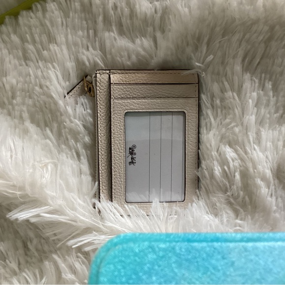 Coach ID case. Great condition. Great accent piece - Picture 2 of 4